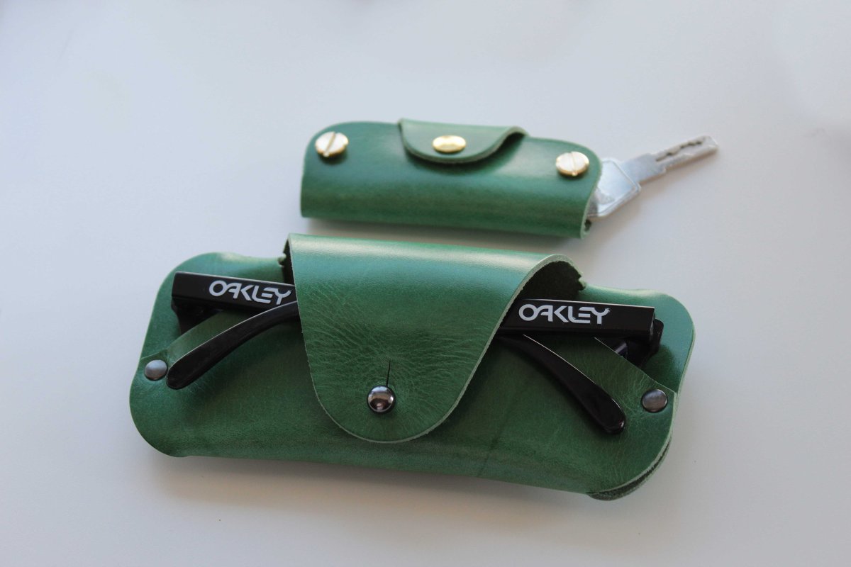 NO.36 | SUNGLASSES SLEEVE - FULL GRAIN GREEN LEATHER - Imagen 3