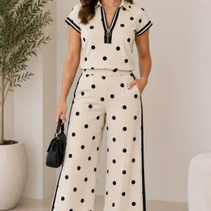Conjunto de Dos Piezas Beige con Lunares Negros y Detalles en Contraste