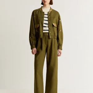 PANTALÓN PINZAS DETALLES TACHUELAS