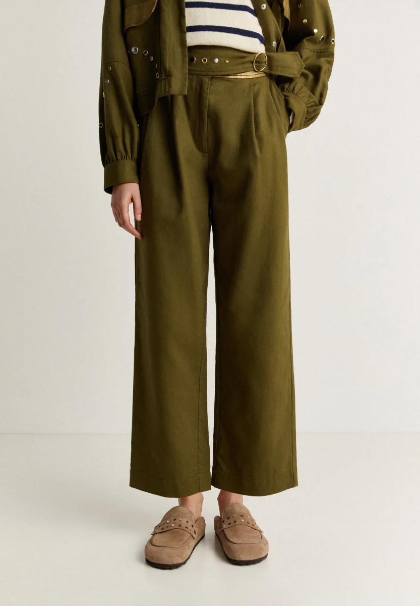 PANTALÓN PINZAS DETALLES TACHUELAS - Imagen 3
