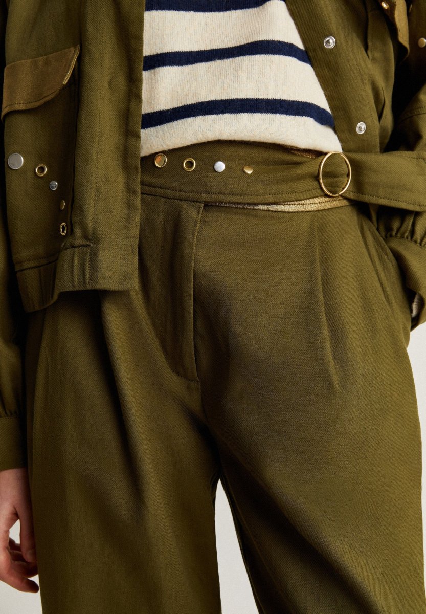 PANTALÓN PINZAS DETALLES TACHUELAS - Imagen 4