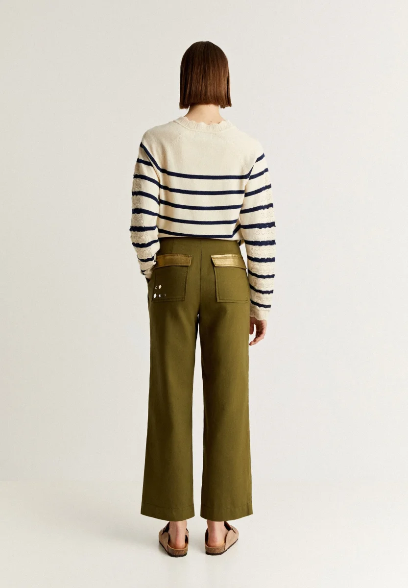 PANTALÓN PINZAS DETALLES TACHUELAS - Imagen 5