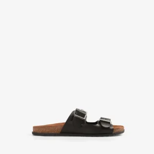 SANDALIAS PIEL HEBILLA TACHAS