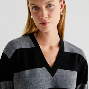 JERSEY RAYAS BOLSILLOS CUELLO PICO