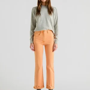 JEANS FLARE BAJO TACHUELAS