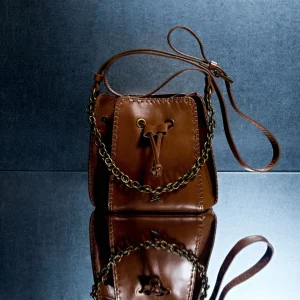BOLSO PIEL DETALLES RIBETES