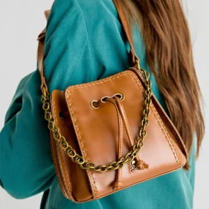 BOLSO PIEL DETALLES RIBETES
