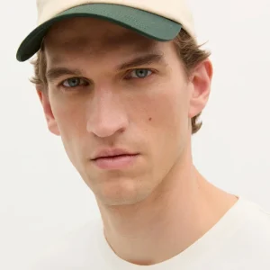 GORRA BORDADO DETALLES CONTRASTE