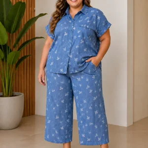 Conjunto Plus Size Azul de Camisa y Pantalón Crop con Estampado Floral