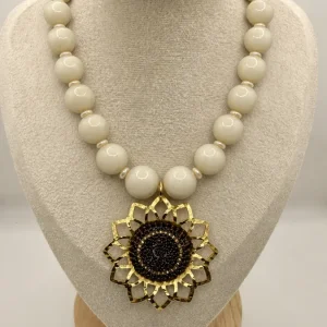 Collar Colombiano Blanco De Girasol Con Baño De Oro De 24K