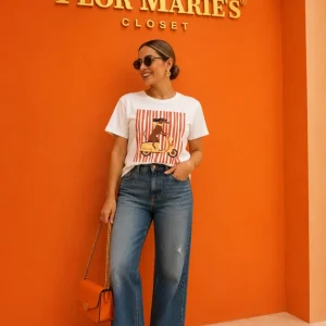 Sarisa Camiseta Blanca Perrito en Scooter - Playera Estampada Mujer | Boutique Panamá