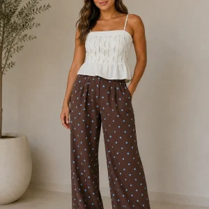 Blusa Blanca de Tirantes con Textura Fruncida y Bajo Peplum