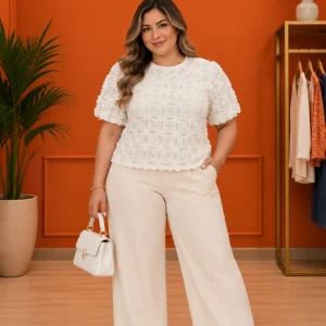 Blusa Plus Size Blanca con Textura Floral y Manga Corta