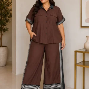 Conjunto Plus Size Marrón de Camisa y Pantalón Palazzo con Rayas en Contraste