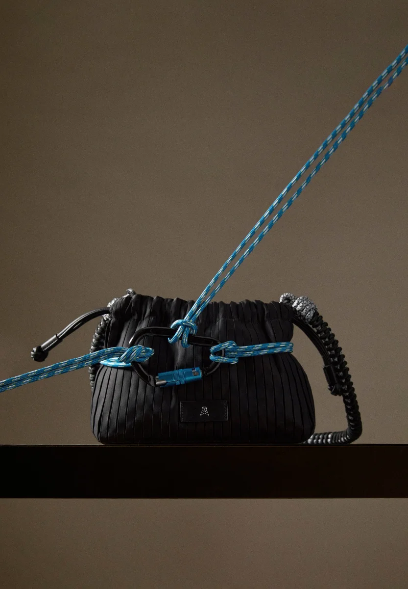 BOLSO PLISADO TIRADORES AJUSTABLES - Imagen 2