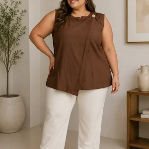 Blusa Plus Size Marrón sin Mangas con Detalle de Lazo y Broche Decorativo