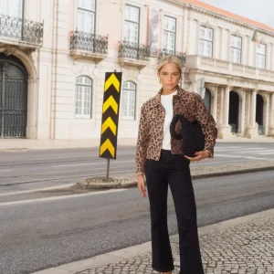 JEANS DETALLE ANIMAL PRINT