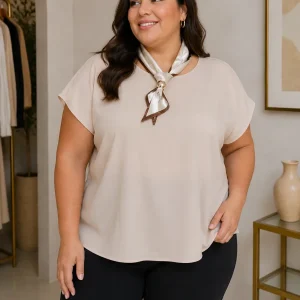 Blusa Plus Size Beige de Corte Fluido con Pañuelo Decorativo