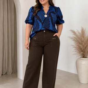 Blusa Azul Marino con Estampado Tropical y Manga Corta Abullonada – Tallas Plus