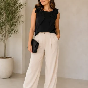 Blusa Negra Sin Mangas con Volantes Decorativos