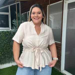 Blusa Beige Elegante para Mujer con Cintura Ajustable/Boutique de Ropa para Mujer en Panamá