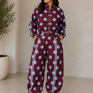 Conjunto Deportivo de Dos Piezas Borgoña con Lunares Azules
