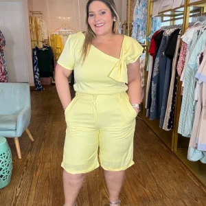 Short Bermuda Amarillo Pastel para mujer-Elegante y Fresco/ Boutique en Panamá