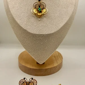 Juego De Collar Y Aretes Mariposa Con Esmeralda En Bruto Y  Baño De Oro