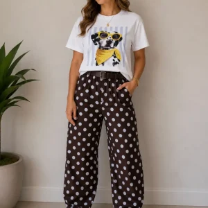 Sarisa Blusa Blanca con Estampado de Dálmata, Gafas y Pañuelo Amarillo