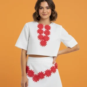 Set Blanco de Mujer con Flores Fucsia/Conjunto Elegante de Falda y Blusa en Panamá