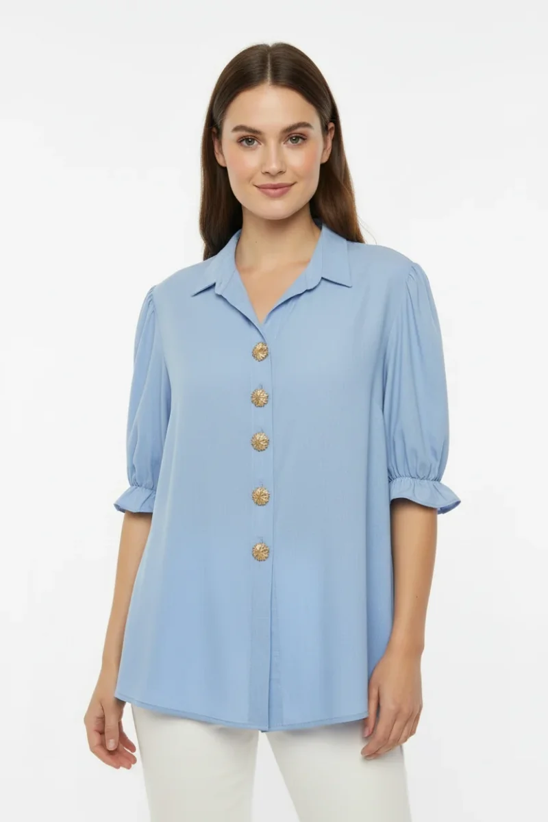 Blusa Azul Cielo para Mujer con Botones Dorados-Elegante y Fresca/Boutique en Panamá - Imagen 2
