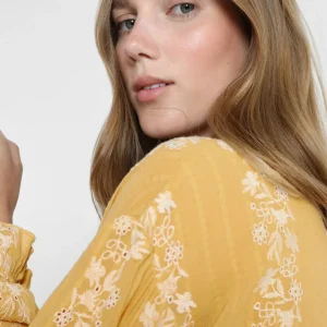 BLUSA BORDADOS CONTRASTE