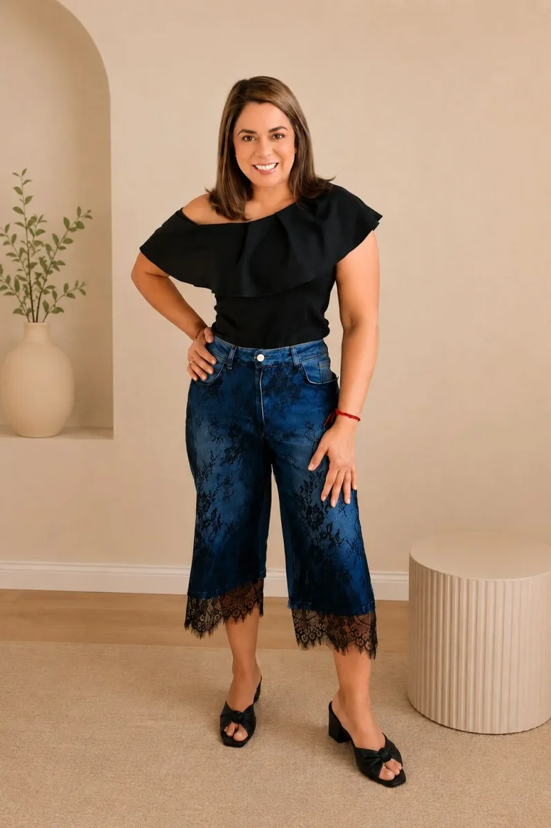 Bermuda Jeans para Mujer con Encaje Negro en Panamá/Bermuda Denim Moderna y Elegante