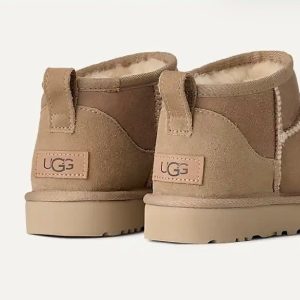 Bota Classic Ultra Mini Sand de UGG