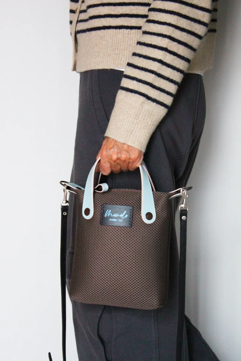MINIBOLSO CESTO ACOLCHADO - MARRÓN Y CELESTE - Imagen 4